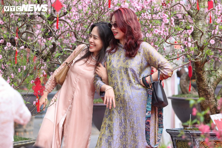 Hà Nội trong ngày đầu nghỉ Tết không chỉ rộn ràng không khí sắm sửa, mà còn có những khoảng lặng bình yên để người dân cảm nhận rõ rệt mùa xuân đang gõ cửa.