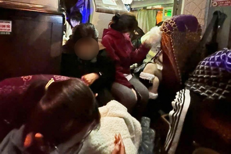 Nhiều hành khách phải ngồi ở sàn xe. Ảnh: CACC