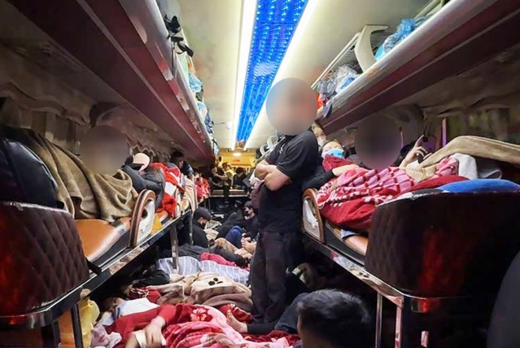 Hành khách ngồi, nằm la liệt ở sàn ô tô. Ảnh: CACC