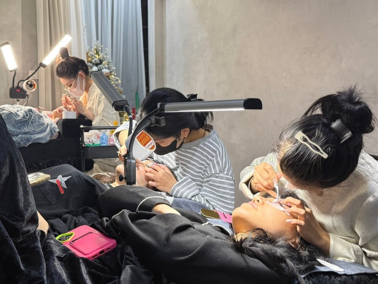 Hà Nội: Sôi sục dịch vụ làm đẹp chơi Tết, khắp nơi kín lịch đến khuya - 1