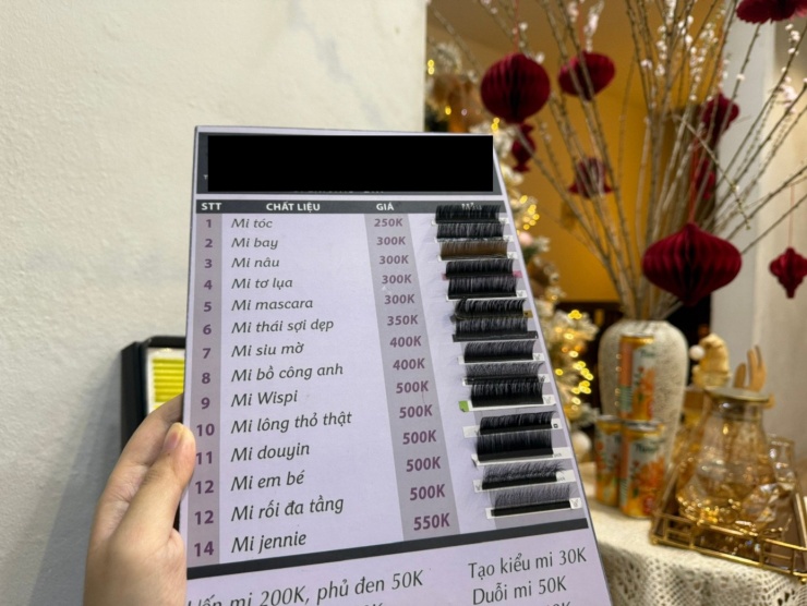 Tiệm nối mi kín khách trong ngày cuối năm, làm một bộ mi hoàn chỉnh, khách có thể phải chi tới 500.000 - 600.000 đồng (bao gồm phụ thu).