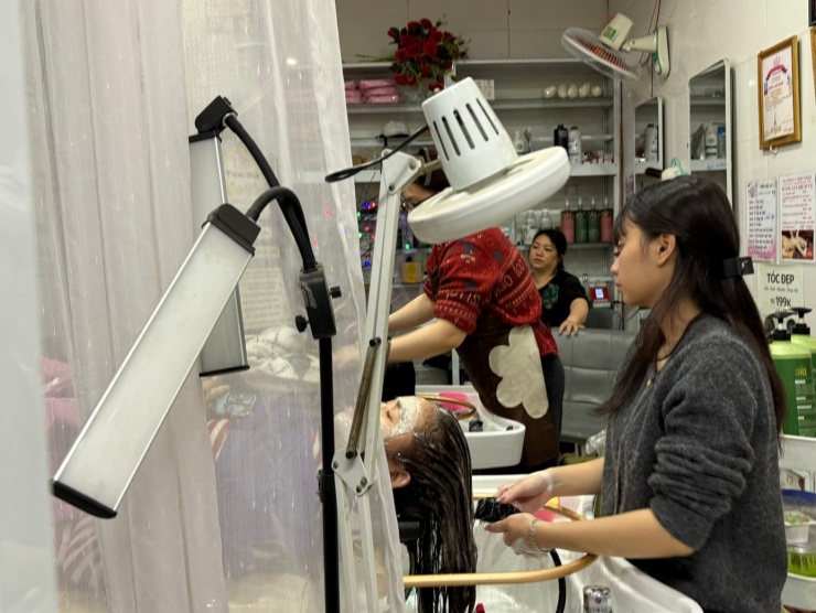 Dịch vụ làm tóc, gội đầu đặc biệt đông khách.