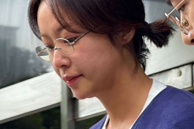 Hwang Jung Eum tiều tụy, bật khóc rời phòng xử. Koreaboo.