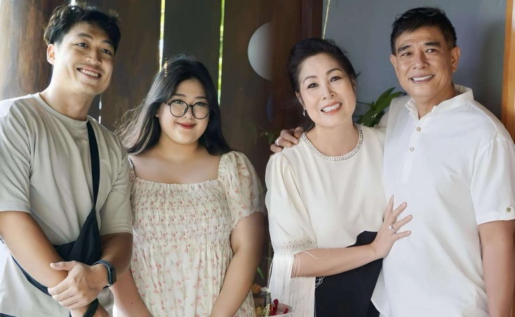 Gia đình hạnh phúc của Nghệ sĩ Nhân dân Hồng Vân. (Ảnh: FBNV)