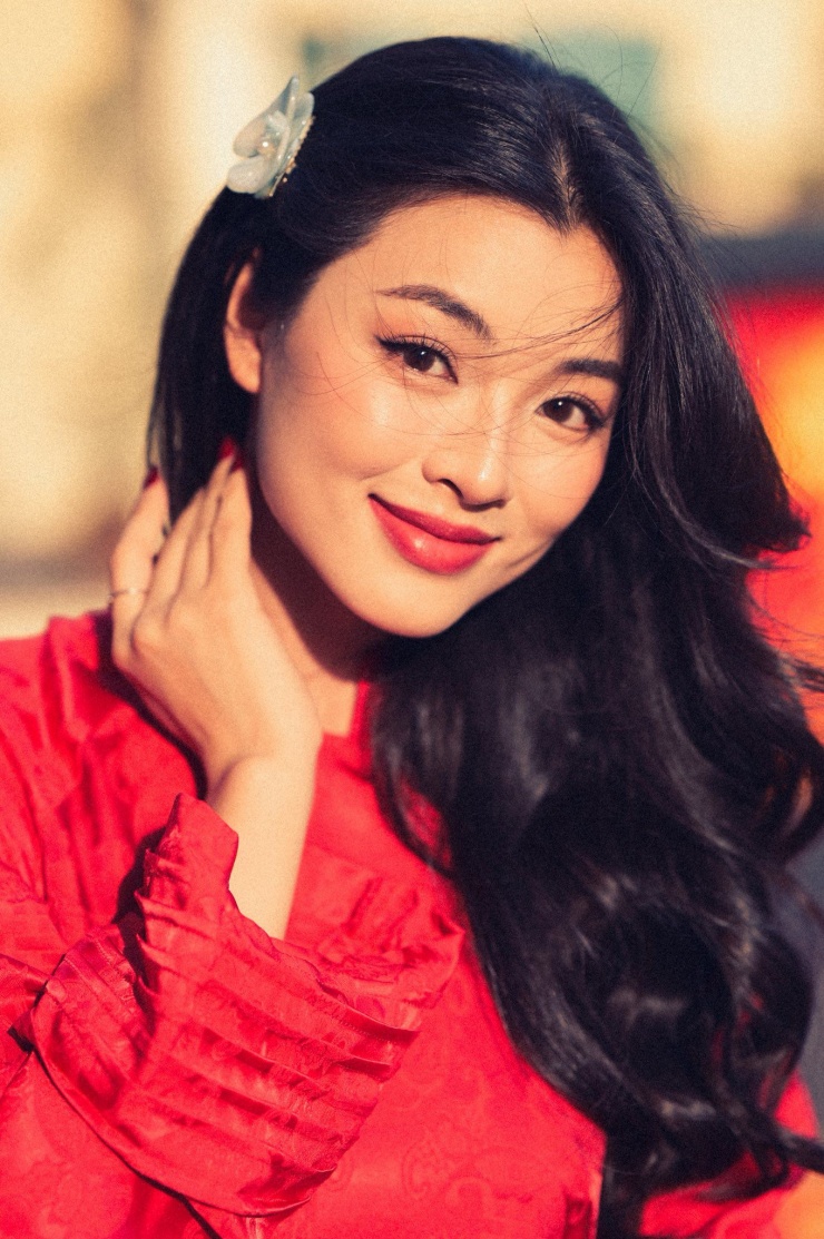 Lan Thy tên đầy đủ Phạm Nguyễn Lan Thy, sinh năm 1998. Trước khi đến với điện ảnh, cô là người mẫu ảnh. Nữ diễn viên từng theo học ngành y nhưng quyết định dừng lại để theo đuổi con đường nghệ thuật.