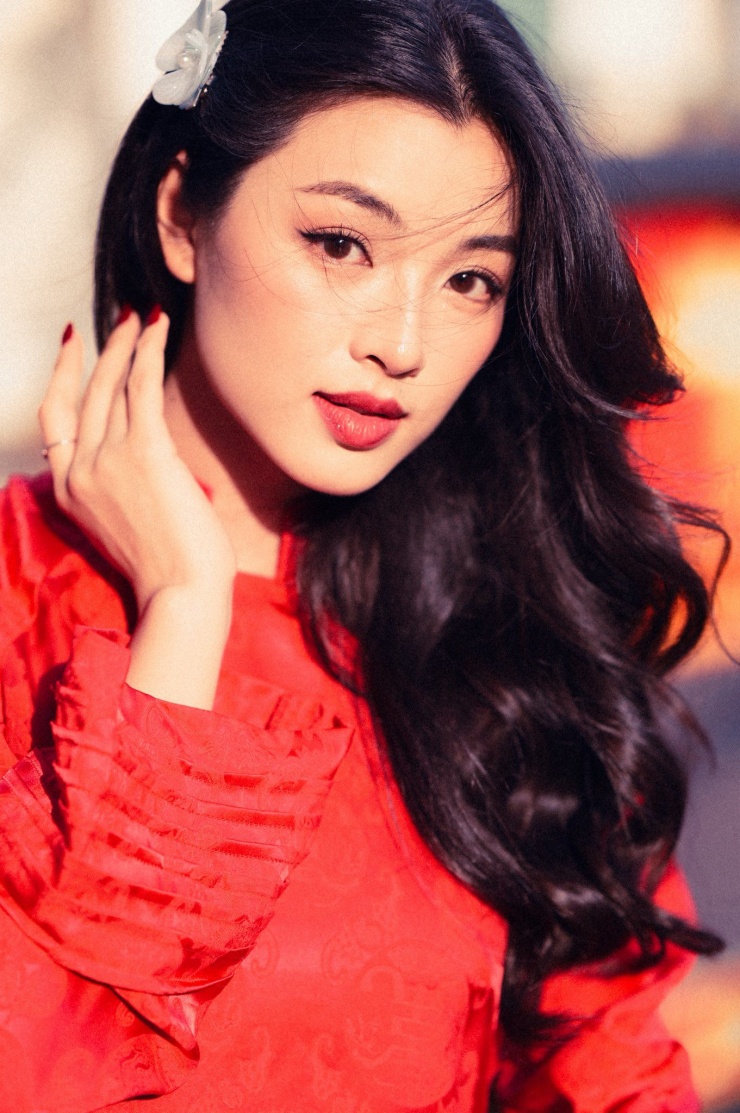 Lan Thy được nhận xét sở hữu vẻ đẹp thanh tú cùng thần thái kiêu kì tựa như những minh tinh Hồng Kông đầu thập niên 1990.