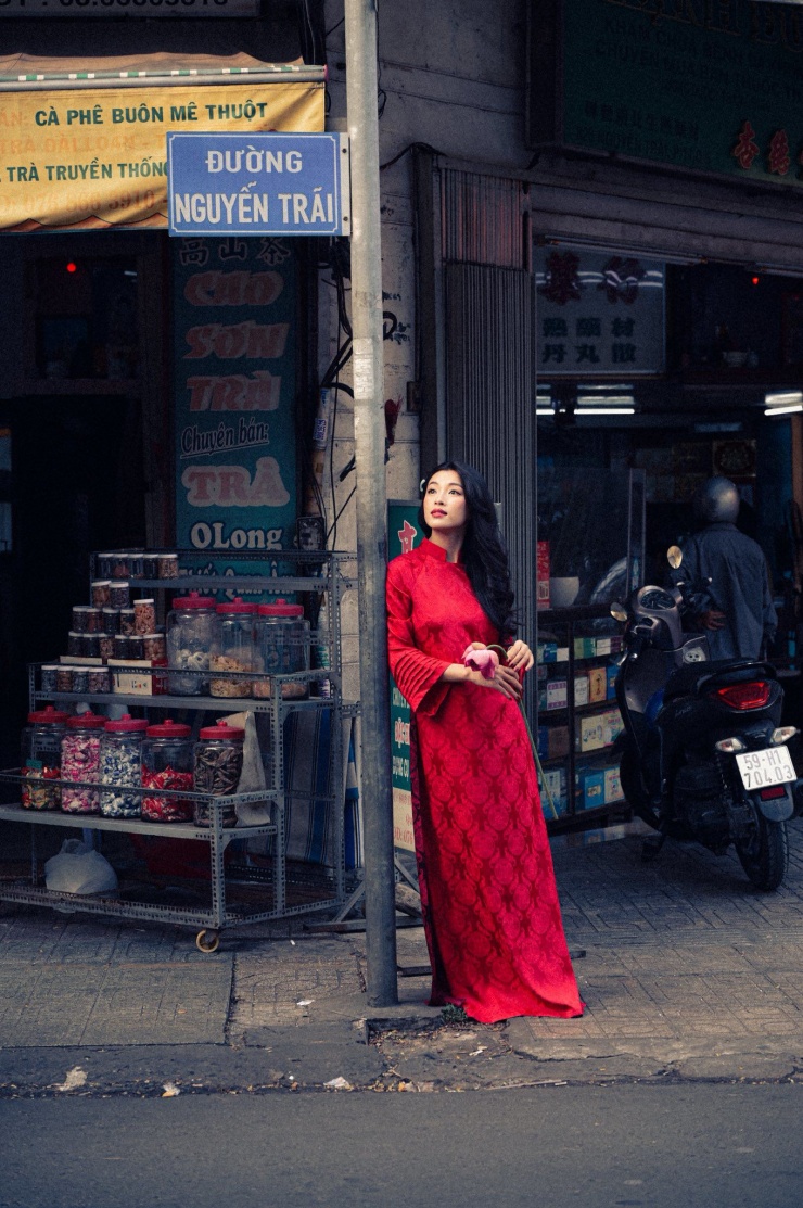 Nhan sắc của Lan Thy gây ấn tượng bởi vẻ đẹp điện ảnh hiếm gặp. Đôi mắt to, sâu và ánh nhìn có chiều sâu mang đến cảm giác vừa mong manh vừa bí ẩn.