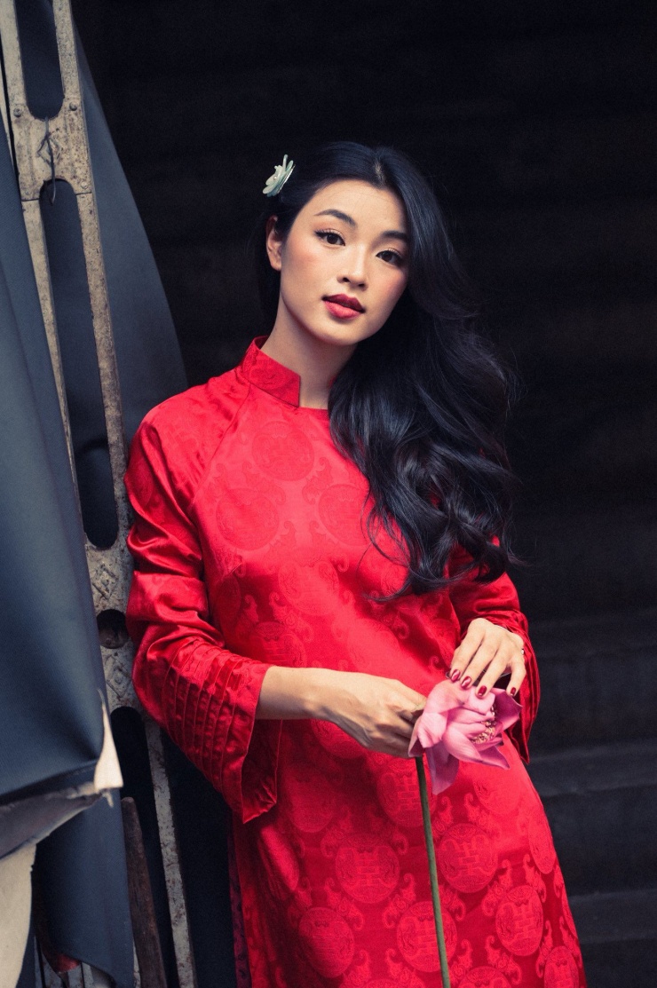 Không cần phụ kiện cầu kỳ, chỉ một bông hoa cài tóc nhỏ và mái tóc dài buông nhẹ cũng đủ tạo nên tổng thể hài hòa, giàu chất thơ của nữ diễn viên sinh năm 1998.