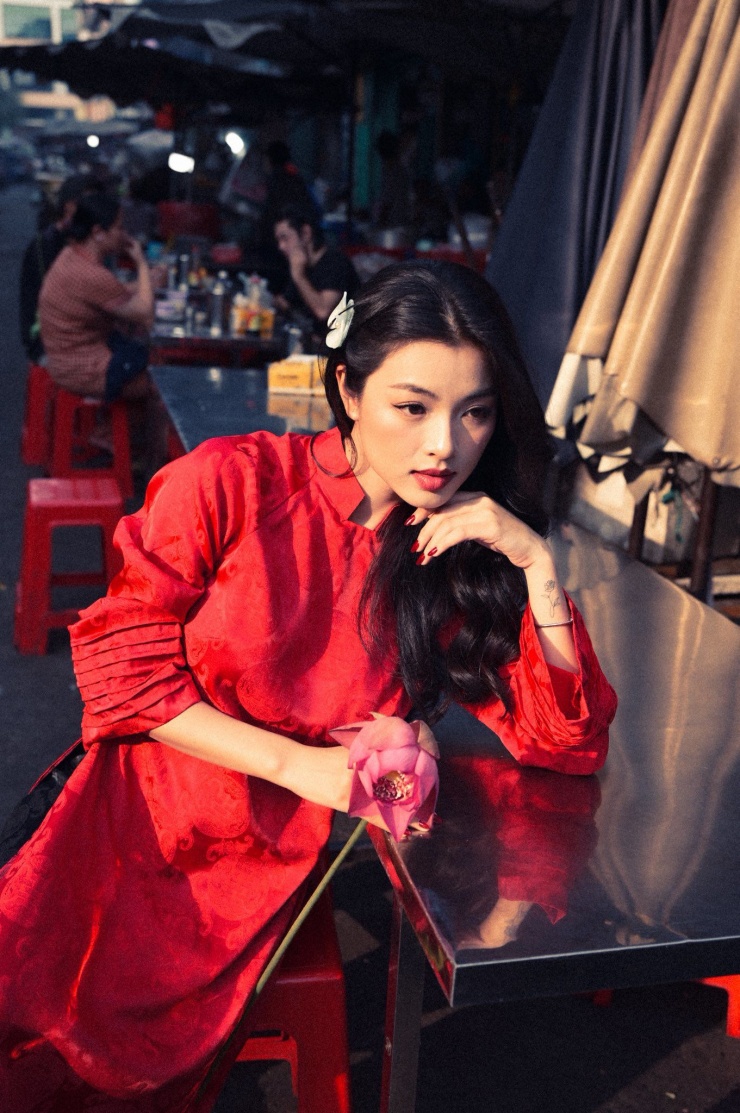 Gương mặt trái xoan, sống mũi cao thanh thoát cùng bờ môi đỏ trầm khiến mỗi khung hình của cô như một thước phim cũ, chậm rãi và đầy cảm xúc.