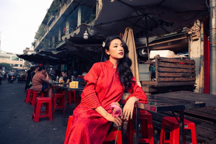 Khoác áo dài đỏ – biểu tượng của vẻ đẹp truyền thống Việt, Lan Thy không chỉ tôn vinh trang phục dân tộc mà còn thổi vào đó tinh thần hiện đại.