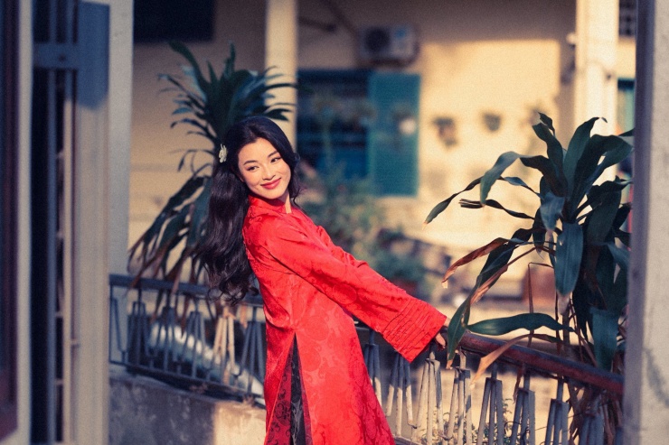 Thần thái tự tin, nhẹ nhàng khi đứng giữa không gian phố thị khiến Lan Thy được ví như “nàng thơ” bước ra từ những câu chuyện điện ảnh, vừa gần gũi vừa khó nắm bắt.