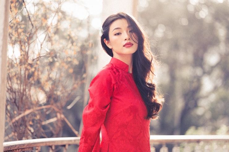 Ở Lan Thy, nét quyến rũ không đến từ sự phô trương mà nằm ở thần thái điềm tĩnh, ánh nhìn xa xăm và phong thái tự nhiên.