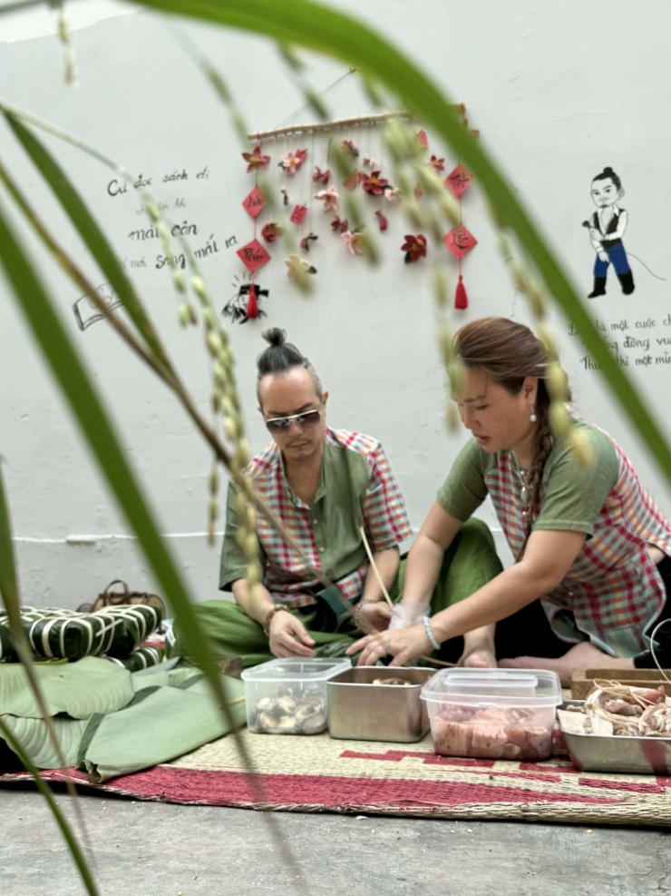 "Năm nào tôi cũng mang tặng cho người thân, bạn bè làm quà. Tôi thấy vui khi những chiếc bánh làm ra được mọi người khen ngon", chị nói.