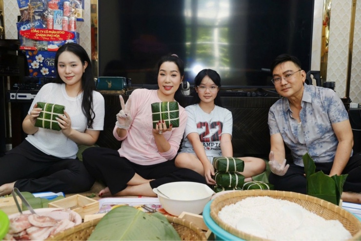 Á hậu Trịnh Kim Chi cùng ông xã và hai con gái chuẩn bị nguyên liệu, gói hơn 50 chiếc bánh vào chiều 13/2 tại biệt thự riêng ở TP HCM.