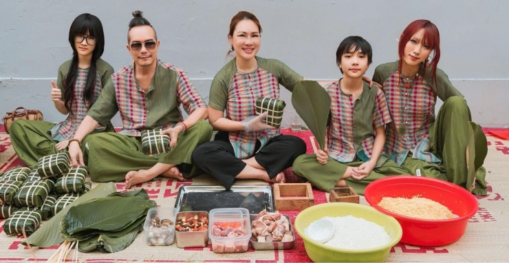 Vợ Jimmi Nguyễn - ca sĩ Ngọc Phạm - cho biết gia đình cô duy trì việc gói bánh chưng mỗi dịp Tết suốt 18 năm qua. Với xuân Bính Ngọ, chị gói 20 cặp, một nửa là nhân đậu xanh, thịt heo theo hương vị truyền thống, còn lại là bào ngư.