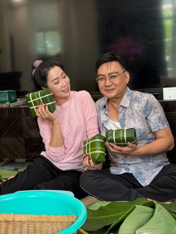 "Tôi ráng giữ truyền thống gói bánh của gia đình để con cháu hiểu hơn về phong tục đón Tết của quê hương", diễn viên cho biết.