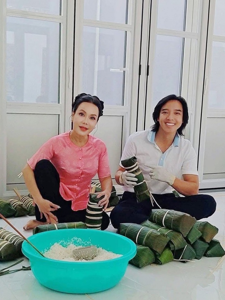 Vợ chồng Việt Hương - Hoài Phương gói bánh tét tại nhà riêng ở TP HCM. Hoài Phương nói lần đầu anh làm bánh của người miền Nam nên chưa quen tay. Nhờ vợ hướng dẫn, anh hoàn thành hơn 10 đòn bánh.