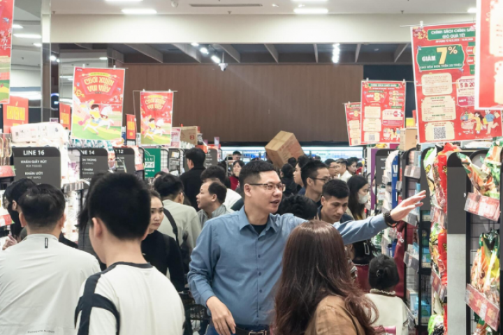 Người dân ùn ùn mua sắm Tết, siêu thị ở Hà Nội 'không lối thoát'