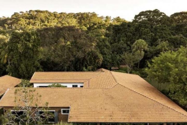 Nông trại thập niên 80 “lột xác” nhờ giữ lại mái ngói đỏ và cấu trúc nguyên bản