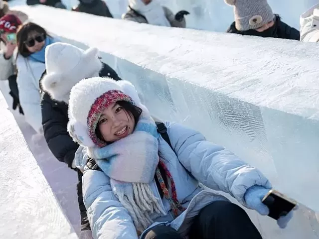 Khách Việt tranh cãi về chuyến đi đến công viên băng lớn nhất thế giới