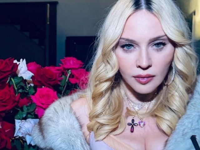 Ca sĩ Madonna diện nội y gợi cảm, tình tứ bên bạn trai kém 38 tuổi