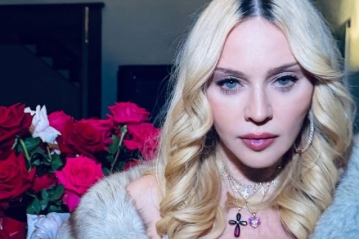 Ca sĩ Madonna diện nội y gợi cảm, tình tứ bên bạn trai kém 38 tuổi