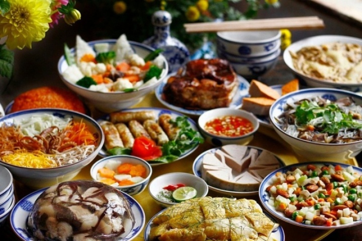 Chuyên gia chỉ cách ăn cỗ Tết không lo tăng cân