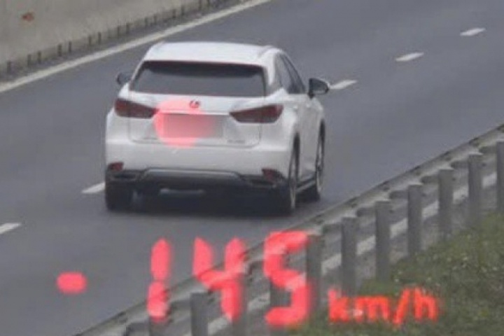 Ô tô "đạp ga" mức khó tin trên đường cao tốc ở miền Trung