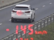 Ô tô "đạp ga" mức khó tin trên đường cao tốc ở miền Trung