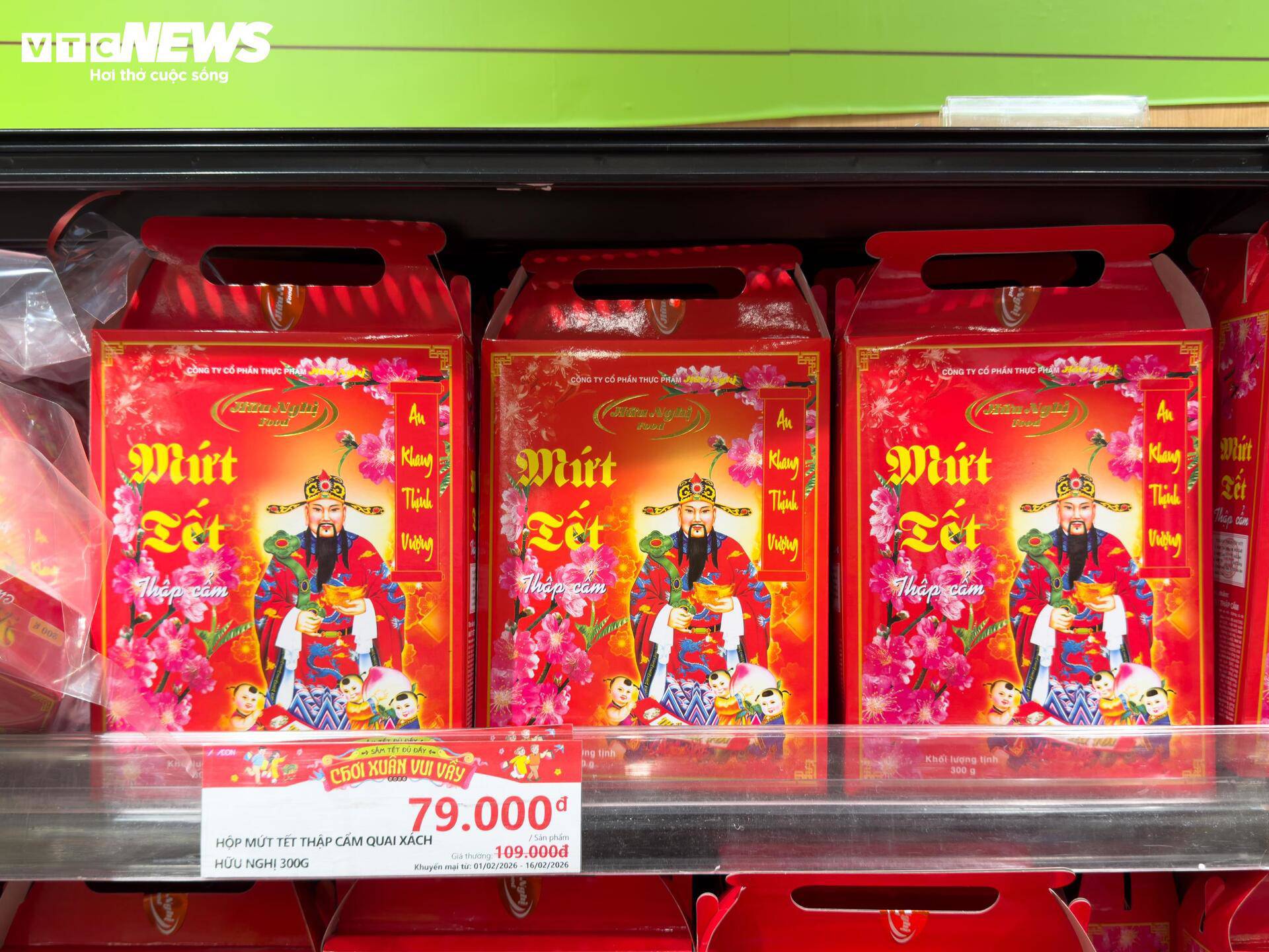 Nhằm kích cầu tiêu dùng dịp Tết Bính Ngọ, các siêu thị đã đồng loạt treo biển khuyến mại, giảm giá với nhiều mặt hàng.