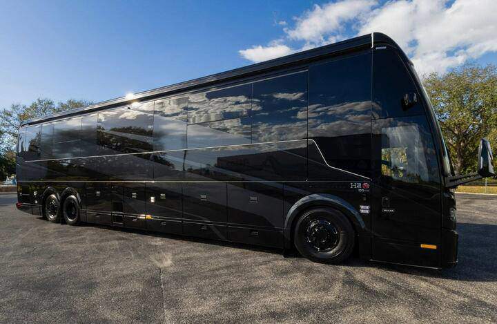 Mẫu nhà di động Loki Coach đời 2026 được phát triển trên nền tảng khung gầm Prevost H3-45 với kích thước đồ sộ.