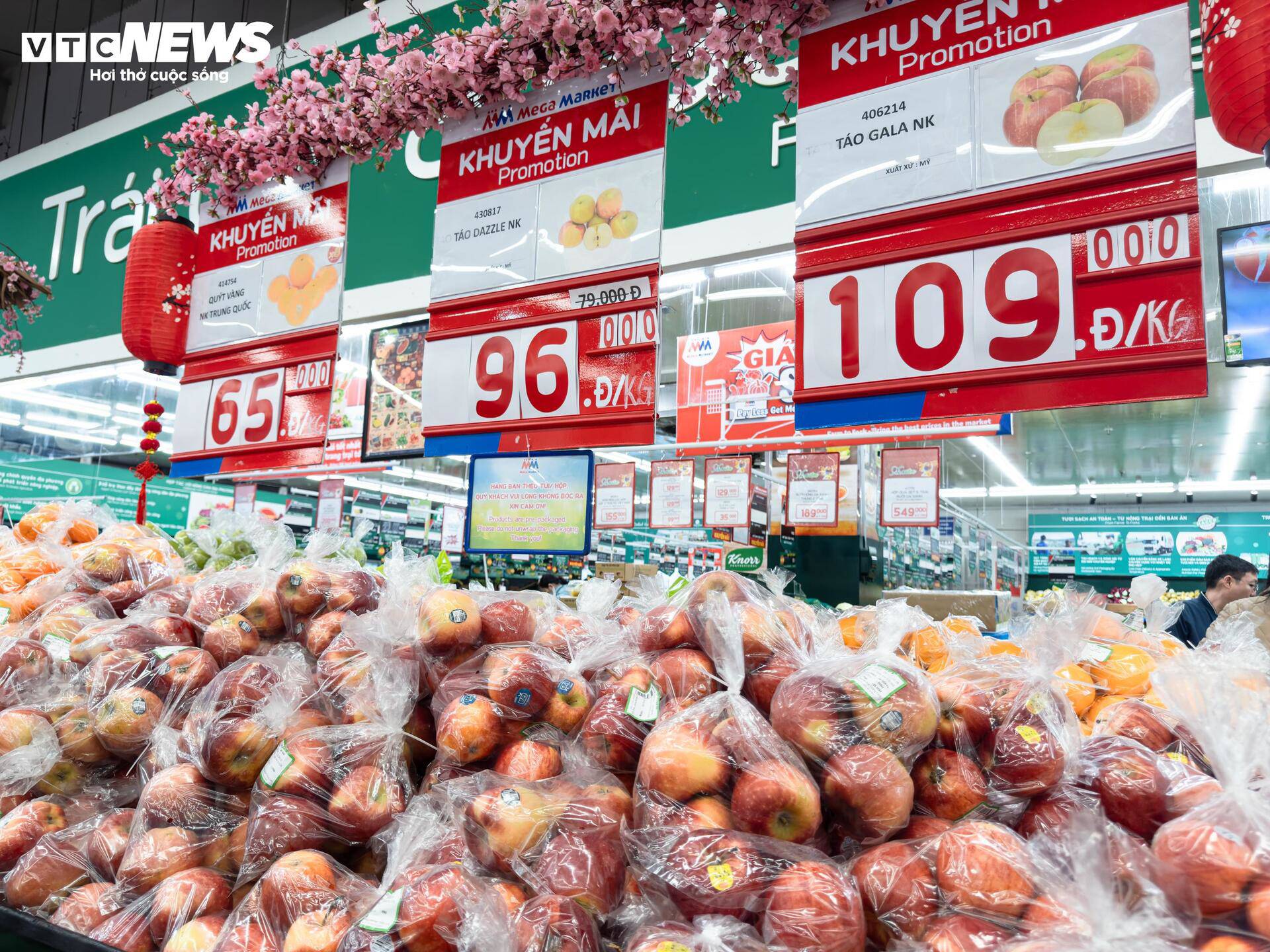 Trước sức mua tăng cao dịp Tết, MM Mega Market Thăng Long cũng liên tục tung ra chương trình giảm giá hấp dẫn. Đặc biệt, các loại trái cây tại đây đang có mức giá chỉ từ 40.000 - 110.000 đồng/kg, giúp người tiêu dùng dễ dàng lựa chọn thực phẩm tươi ngon với chi phí tiết kiệm.