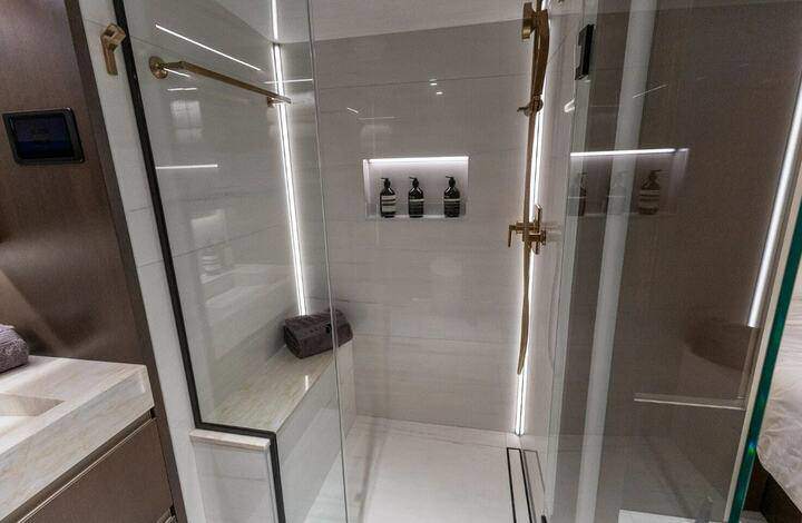 Phòng tắm khép kín bên trong phòng ngủ với đầy đủ tiện nghi và vật liệu cao cấp.