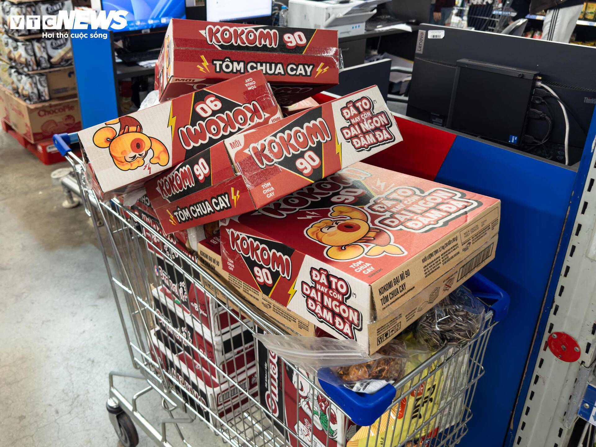 Sau một hồi chen chúc lựa chọn, những chiếc xe đẩy nặng trĩu thực phẩm đã tập kết về khu vực thu ngân, sẵn sàng theo chân người dân về nhà đón Tết.