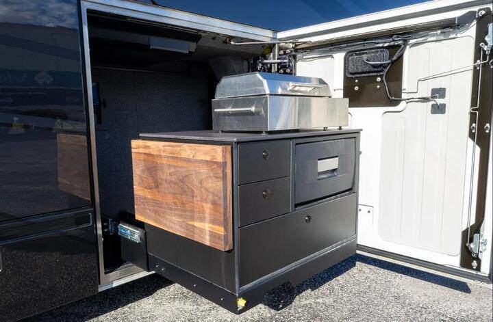 Hệ thống khoang chứa đồ phía dưới thân xe được trang bị khay trượt bằng nhôm chịu lực và tích hợp đầy đủ tiện nghi ngoài trời.