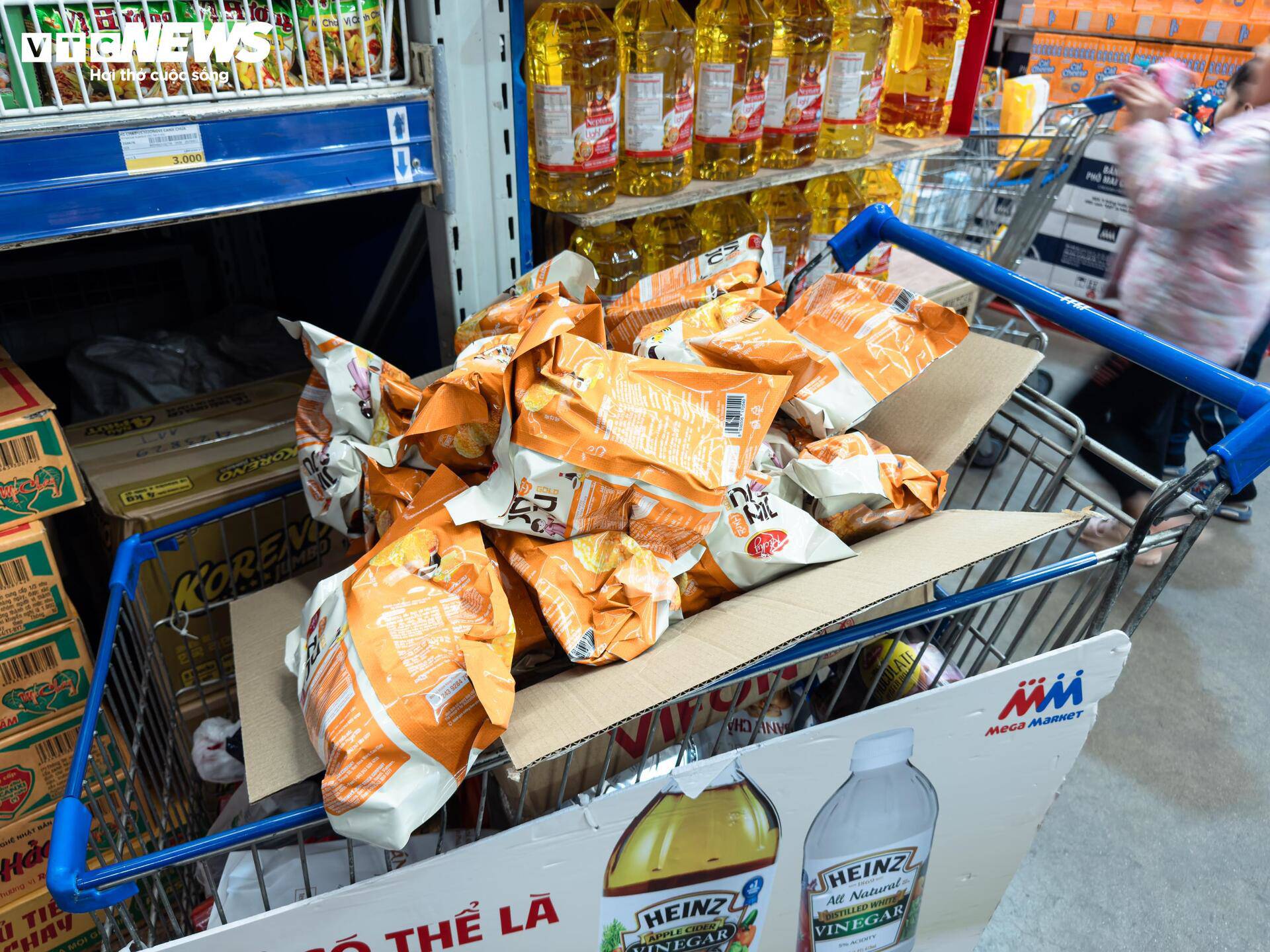 Sau một hồi chen chúc lựa chọn, những chiếc xe đẩy nặng trĩu thực phẩm đã tập kết về khu vực thu ngân, sẵn sàng theo chân người dân về nhà đón Tết.