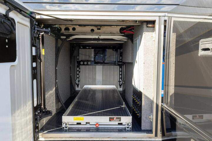 Hệ thống khoang chứa đồ phía dưới thân xe được trang bị khay trượt bằng nhôm chịu lực và tích hợp đầy đủ tiện nghi ngoài trời.