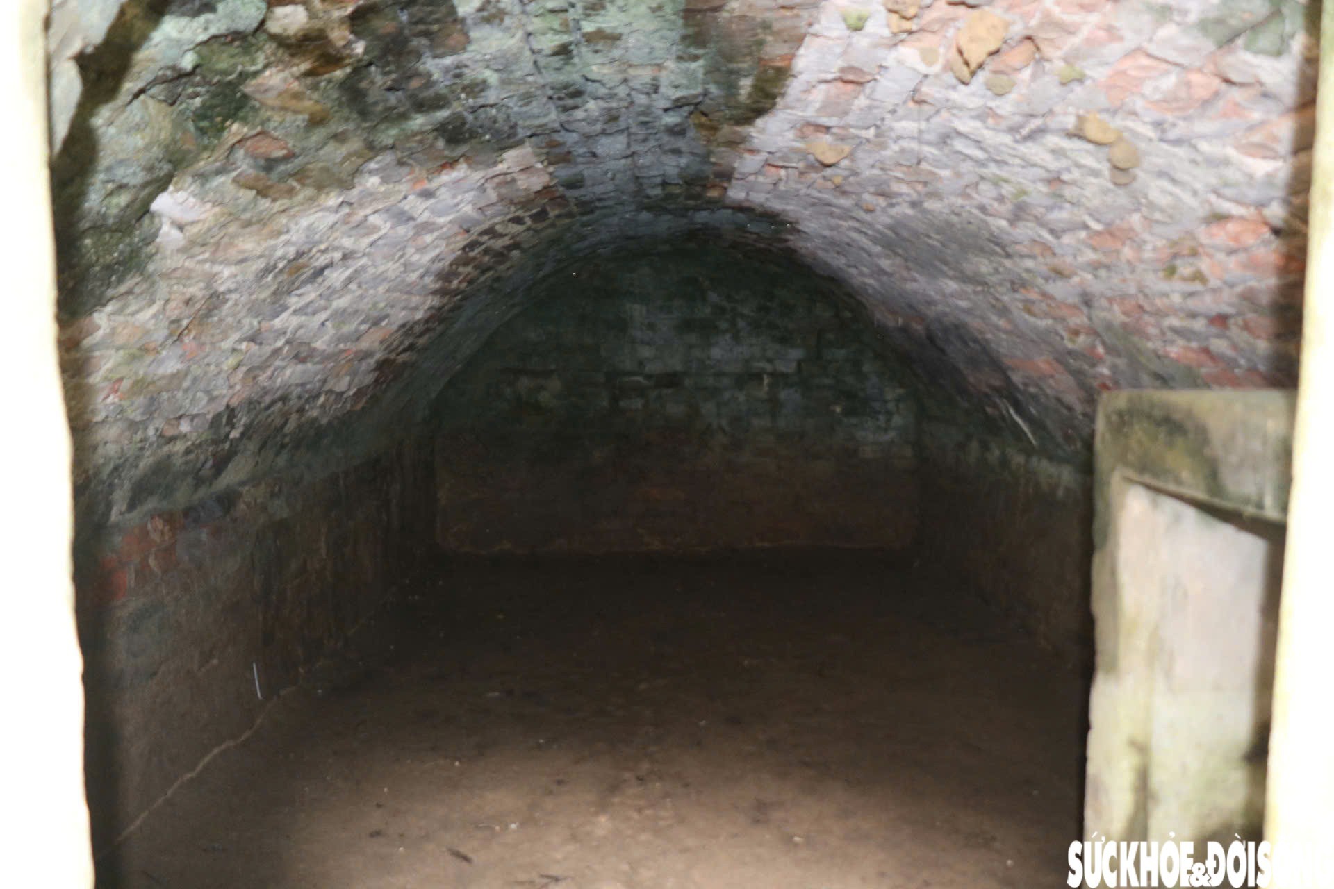 Trên thành có đặt 99 ụ súng để phòng thủ, trong thành là các công trình quân sự, kho đạn, binh xá. Phía trước là cổng thành xây theo dạng vòm cuốn, ngoài hệ thống hào là 4.000 cây dừa được trồng để không cho mưa bão xói mòn công trình.