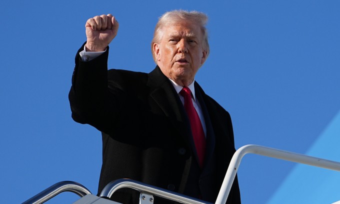 Tổng thống Donald Trump tại sân bay quân sự Pope ở Fort Bragg, Bắc Carolina, hôm 13/2. Ảnh: AP