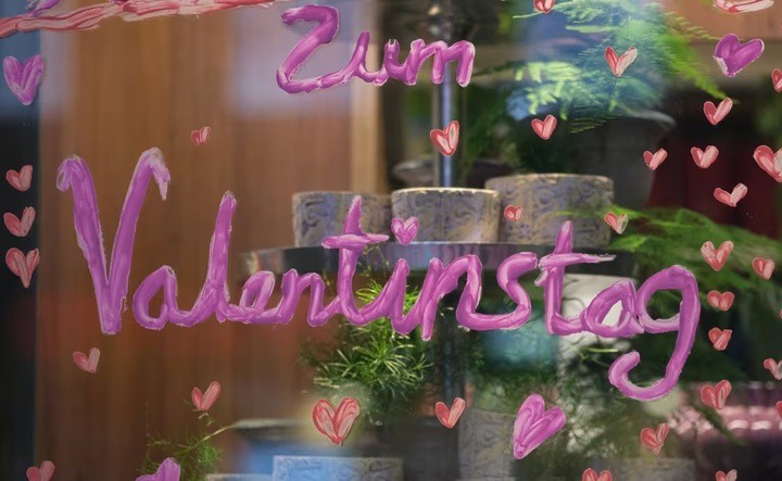 Ở Đức, con lợn tượng trưng cho tình yêu, vì vậy nhiều người tặng nhau quà hình con lợn vào ngày Valentine. (Ảnh: Getty)