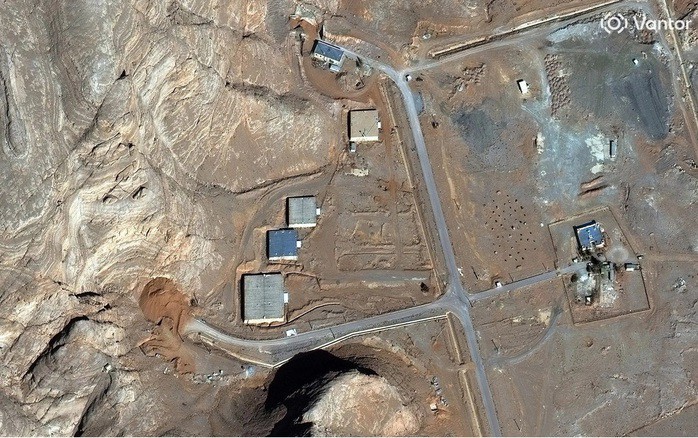 Hình ảnh cho thấy các lối vào khu phức hợp hạt nhân Isfahan của Irran được chặn bằng đất - Ảnh: VANTOR