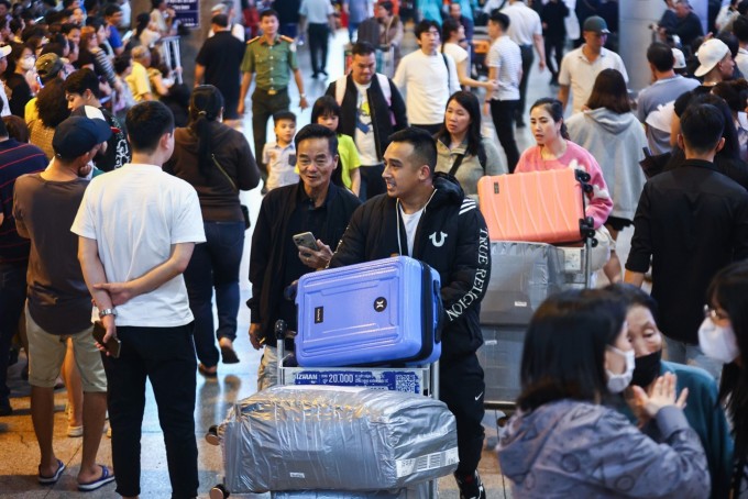 Việt kiều về nước ăn Tết tại ga quốc tế sân bay Tân Sơn Nhất, TP HCM, tháng 1/2025. Ảnh: Quỳnh Trần