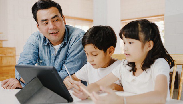 Báo cáo phân tích rằng bố và mẹ có phong cách dạy con khác nhau. Khi dạy con, bố thường khuyến khích trẻ suy nghĩ độc lập, khám phá và thử thách bản thân. Ảnh minh họa