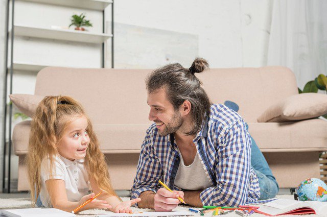 Khi bố giữ được sự vững vàng trong cách dạy con, trẻ sẽ học được cách quản lý cảm xúc, biết cách ứng xử phù hợp và xây dựng khả năng kiểm soát bản thân. Ảnh minh họa