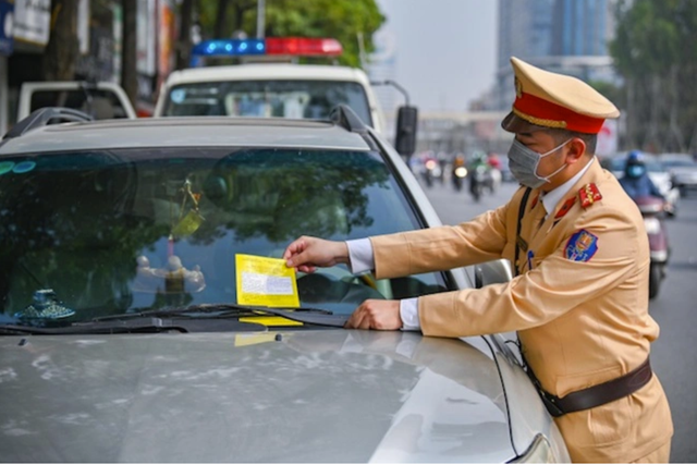 4. Phạt tiền từ 20.000.000 đồng đến 22.000.000 đồng đối với người điều khiển xe thực hiện một trong các hành vi vi phạm sau đây: