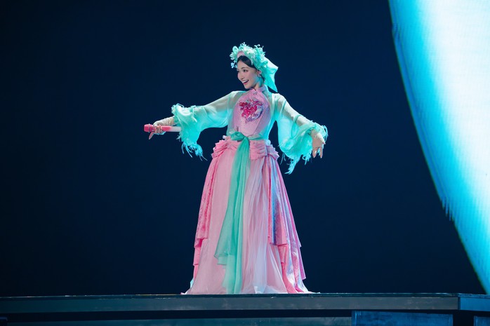 Ca sĩ Hòa Minzy gặt quả ngọt sau 12 năm cố gắng