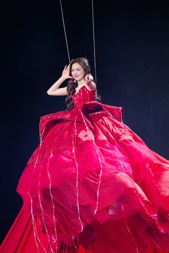 12 năm làm nghề, có lúc Hòa Minzy tưởng mình không còn trụ được