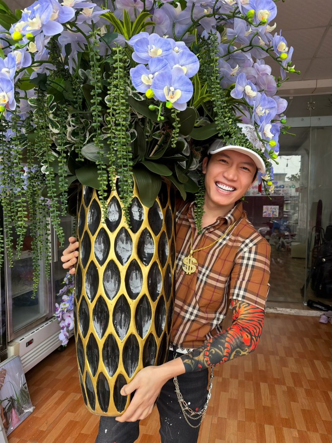 Ca sĩ Anh Tú lên đồ phong cách "boy phố" khi đi sắm Tết ở quê nhà Hưng Yên (Thái Bình cũ).