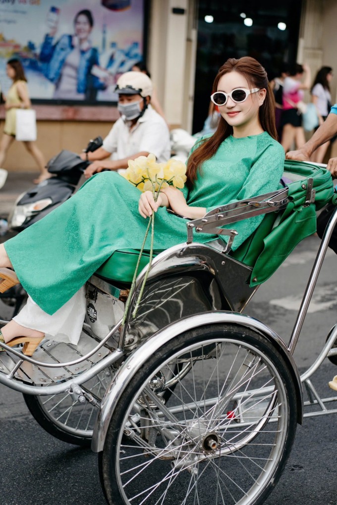 Ca sĩ Vy Oanh ngồi xích lô, dạo phố ở TP HCM ngày Tết.