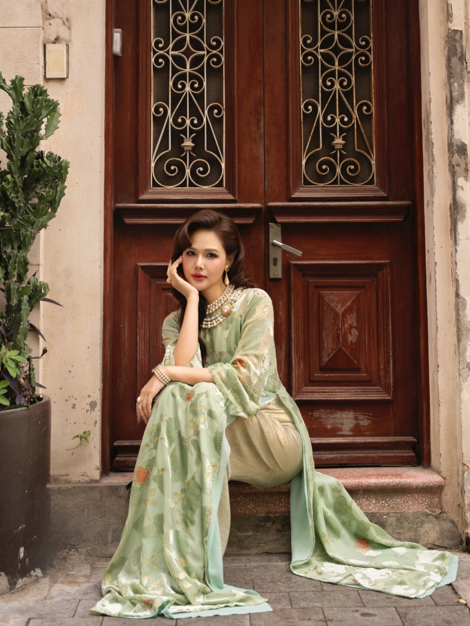 'Phu nhân tổng tài' Phanh Lee diện áo dài, phủ trang sức ngọc trai khi dạo phố Hà Nội ngày cuối năm.